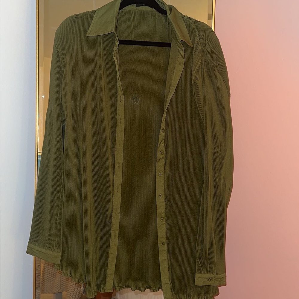 PRETTYLITTLETHING green button up 💚